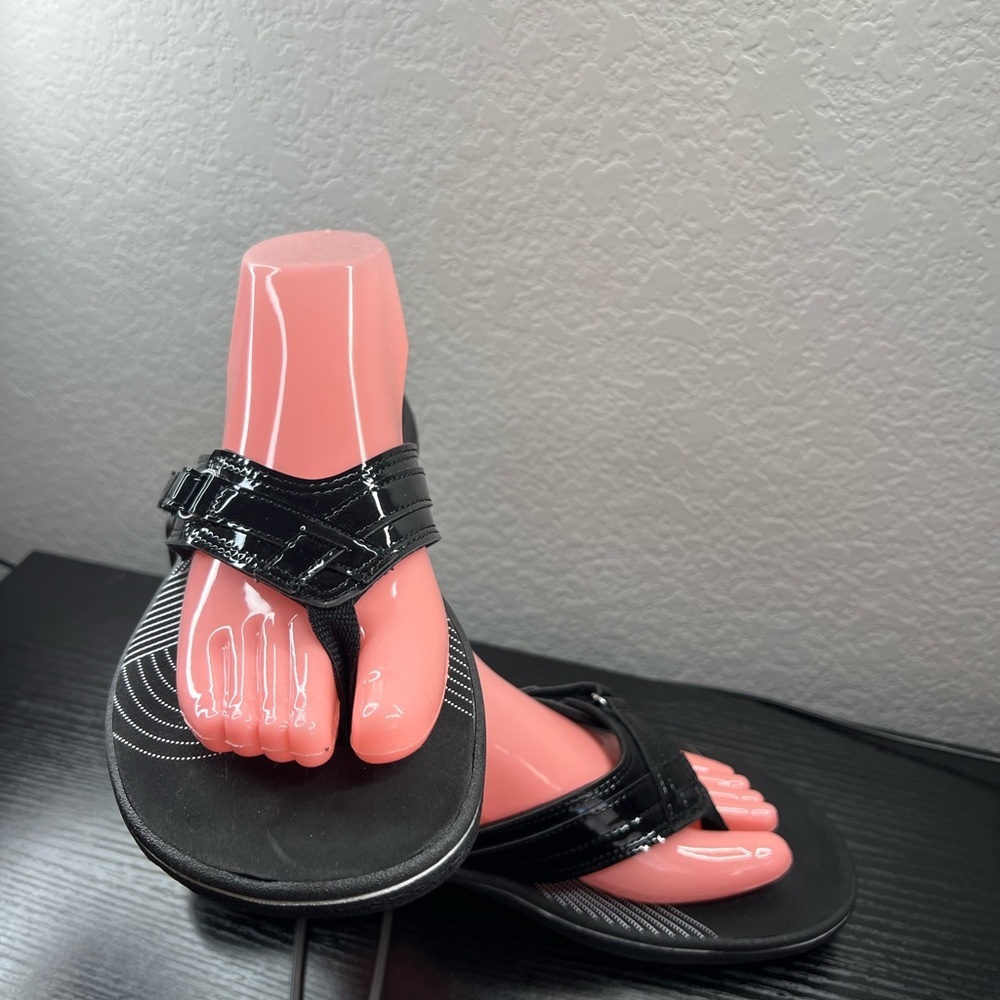 Clarks Black Patent Thong Sandals - Picture 2 of 6